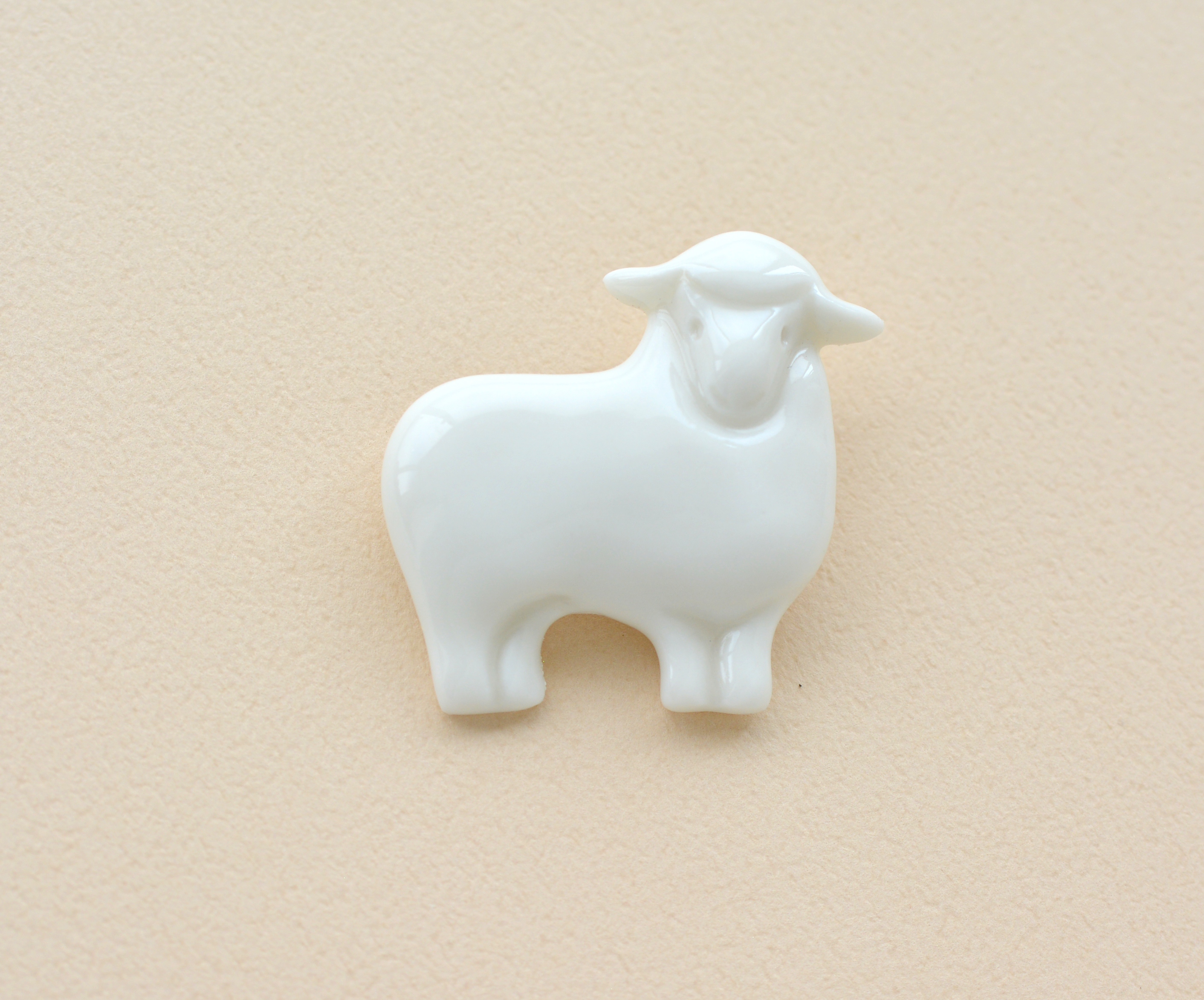 白磁のブローチ（羊）